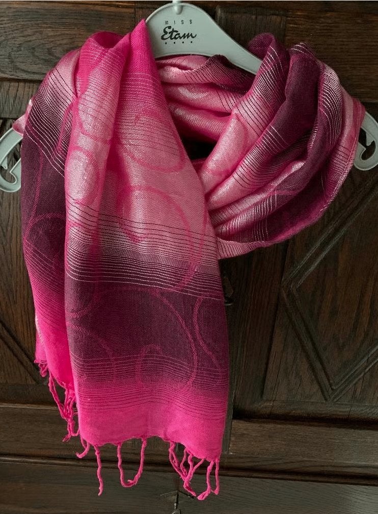 Roze-paarse sjaal, shawl, das, doek met franjes; 65 x 155 cm, Ophalen of Verzenden, Zo goed als nieuw, Maat 38/40 (M), Sjaal