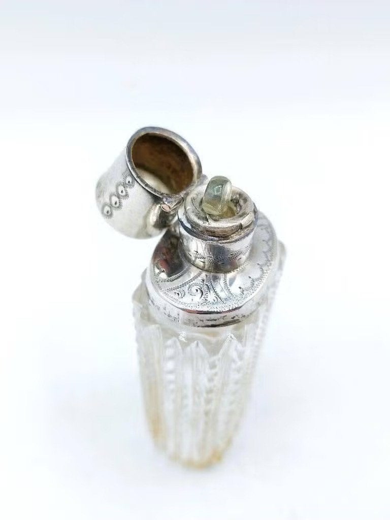 Kristallen parfumflesje met zilveren dop. 19e eeuws., Verzenden