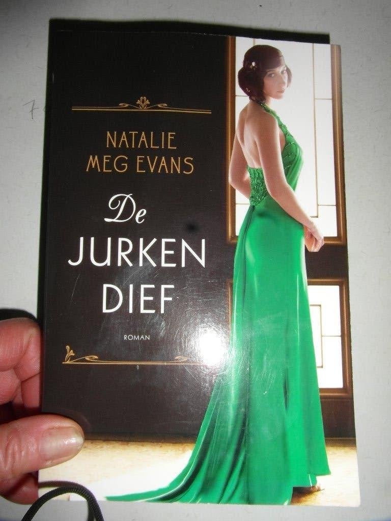De Jurkendief, Naralie Meg Evans, Ophalen of Verzenden, Zo goed als nieuw