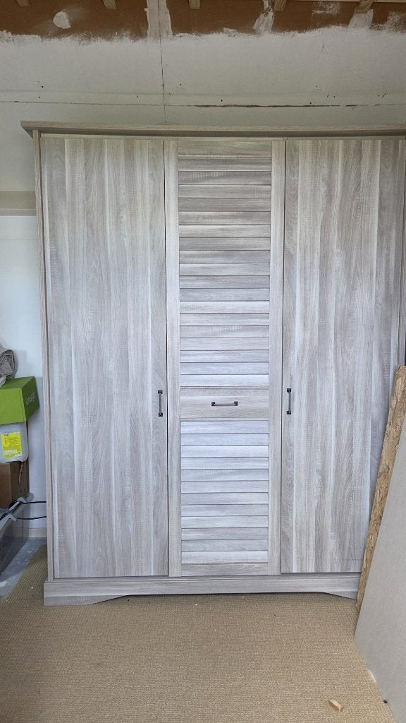Driedeurs kledingkast, Ophalen, Met deur(en), Gebruikt, 200 cm of meer