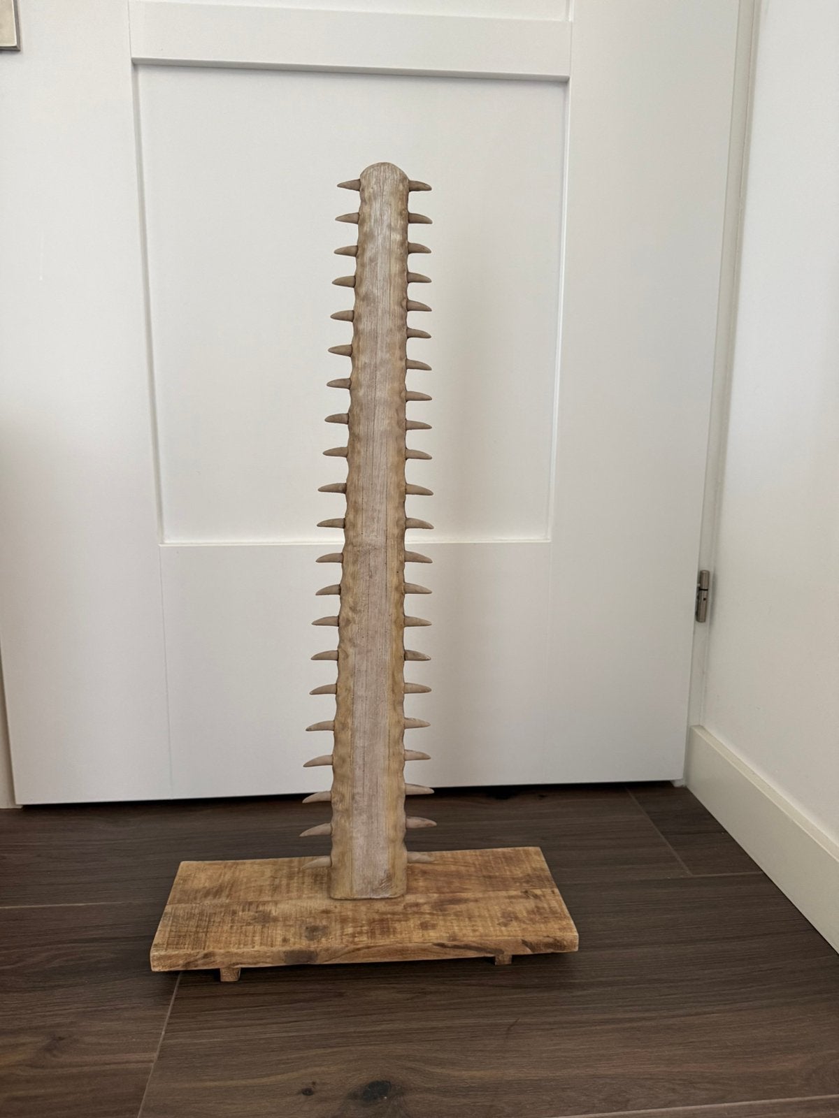 Kunstige ‘haaientand’ op voet- replica, Ophalen
