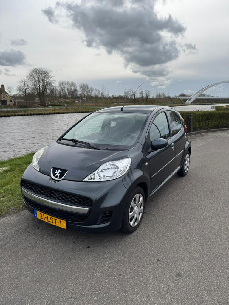 Peugeot 107 1.0 12V 5DR 2010 Grijs 1e eigenaar 65.000km, Auto's, Voorwielaandrijving, Elektrische ramen, Stof, Overige kleuren