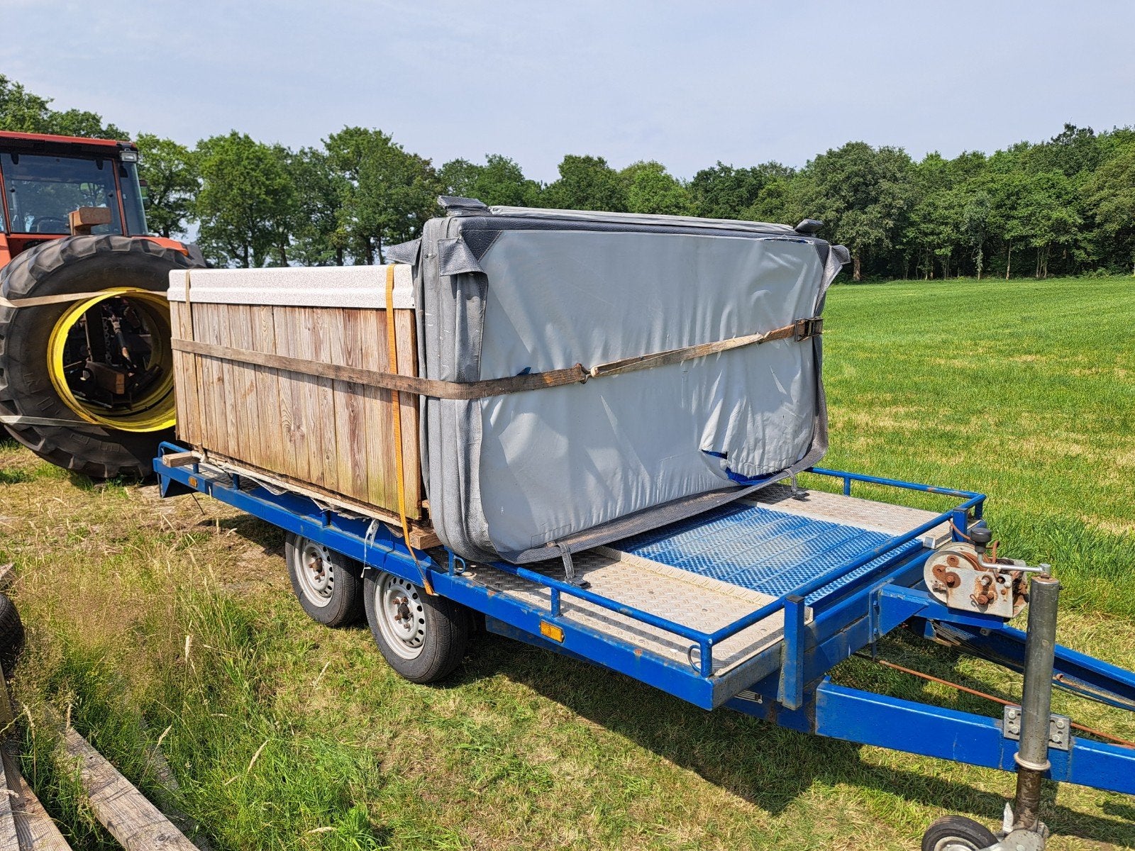 Gebruikte Jacuzzi/Spa met houten ombouw en afdekzeil, Ophalen, Gebruikt, Afdekzeil, Vast