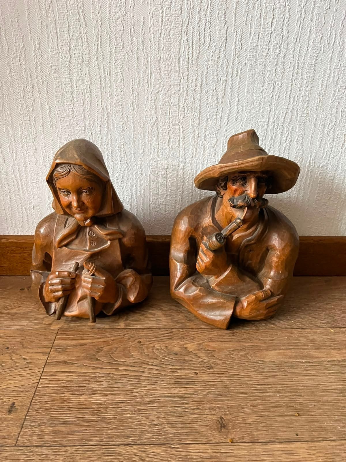 Houten beelden man en vrouw uit Tirol, Oostenrijk (1977), Ophalen, Houtsnijwerk, Handgemaakt, 20 - 50 cm