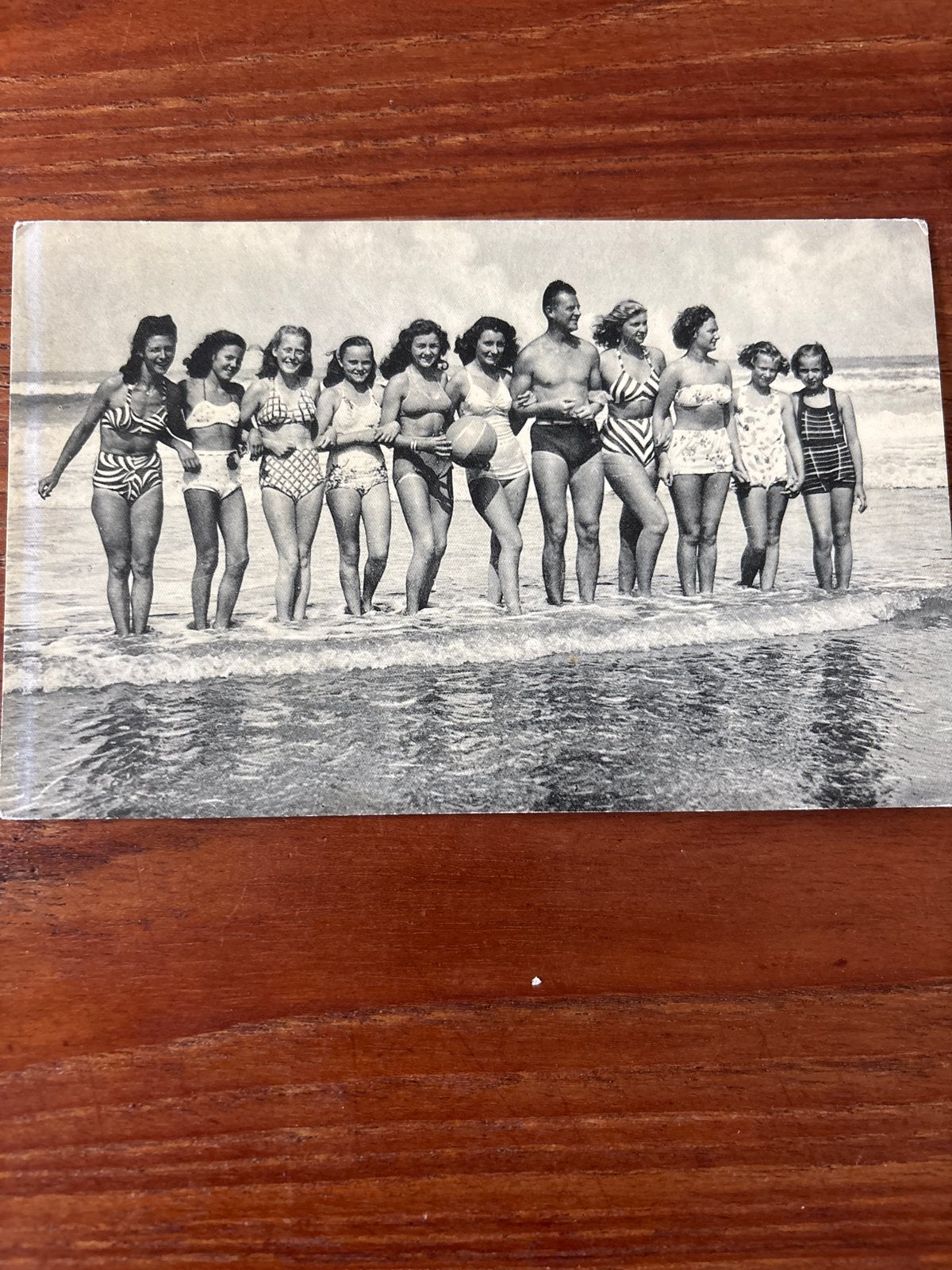 Vintage foto van groep mensen in badkleding op strand, Verzamelen, Gebruikt, Verzenden, Foto, Voor 1940