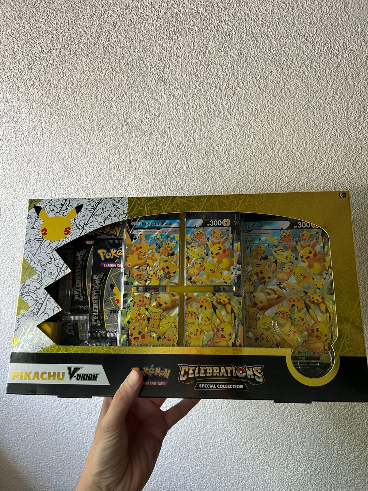 Pikachu V-union box, Hobby en Vrije tijd, Verzamelkaartspellen | Pokémon, Ophalen of Verzenden, Zo goed als nieuw, Boosterbox