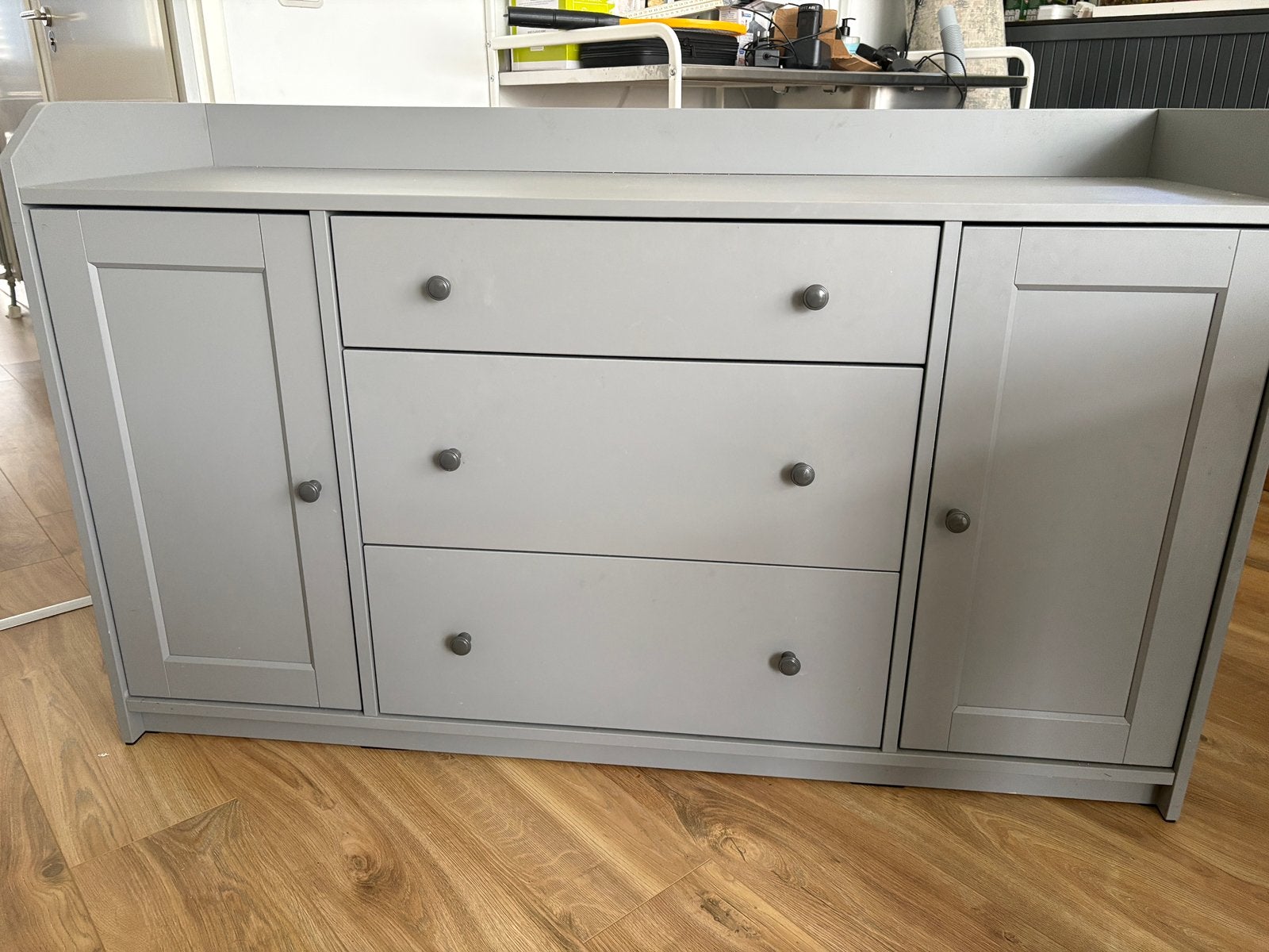 Ikea Hauga buffetkast grijs, Huis en Inrichting, Kasten | Dressoirs, Zo goed als nieuw, 100 tot 150 cm, 25 tot 50 cm, Met lade(s)
