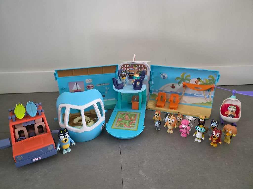 Grote bluey set met poppetjes, vliegtuig, helikopter en auto, Ophalen, Zo goed als nieuw