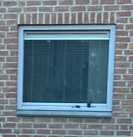 Houten (meranti) raam, Doe-het-zelf en Verbouw, Gebruikt, Raamkozijn, Inclusief glas, 75 tot 150 cm