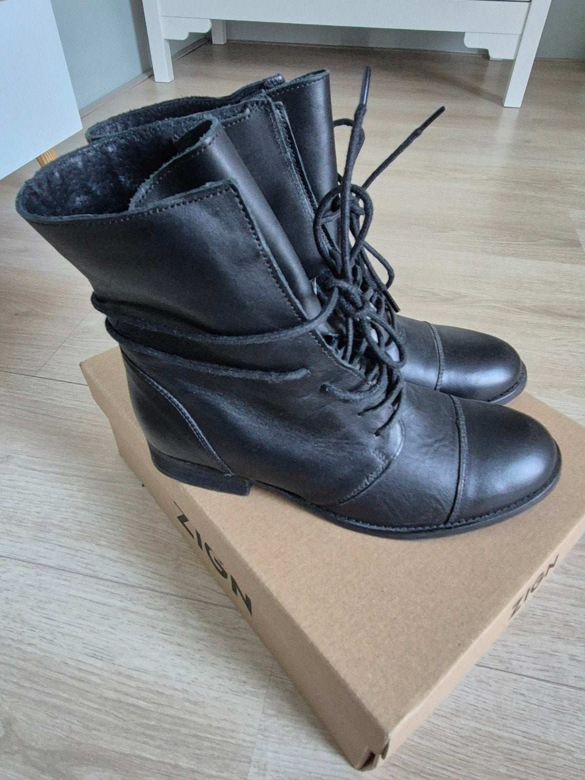 Zwarte LEER/LEREN veterlaarsjes/laarzen merk Zign mt38 NIEUW, Zwart, Lage of Enkellaarzen, Nieuw, Ophalen of Verzenden