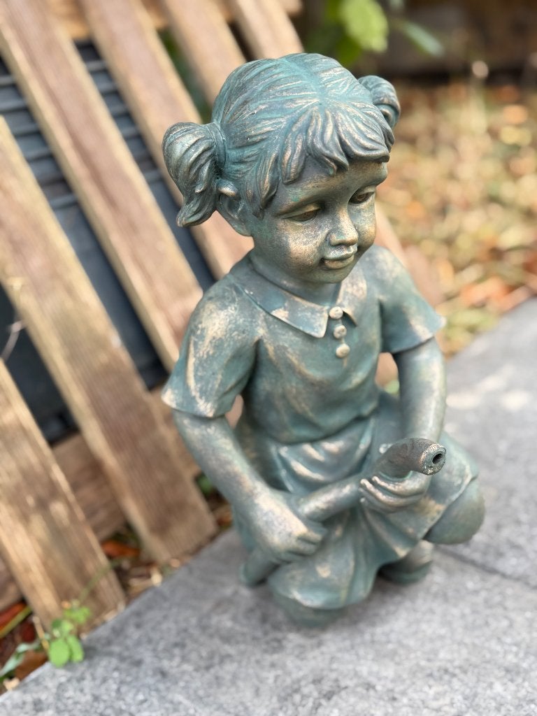 Bronzen beeldje van een meisje met gieter, Ophalen of Verzenden, Nieuw, Kunststof, Mensenbeeld