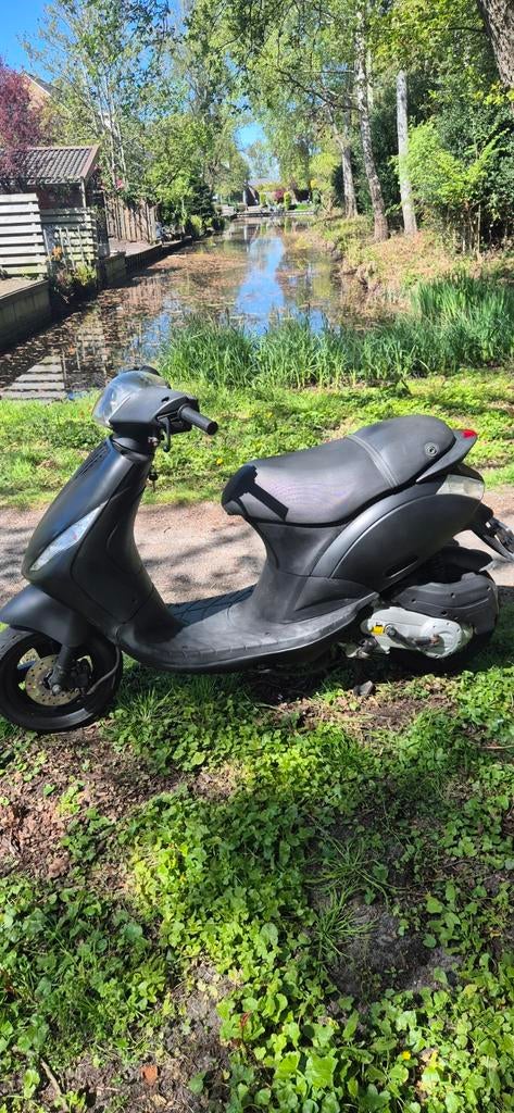Zip snorscooter blauw kenteken, Fietsen en Brommers, Scooters | Piaggio, Ophalen, Zo goed als nieuw, Benzine, Zip