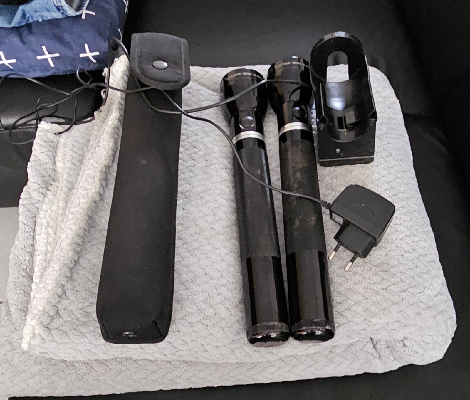 2x mag-lite zaklampen met riemhoes en oplader accu's defect., Ophalen, Gebruikt, Accu