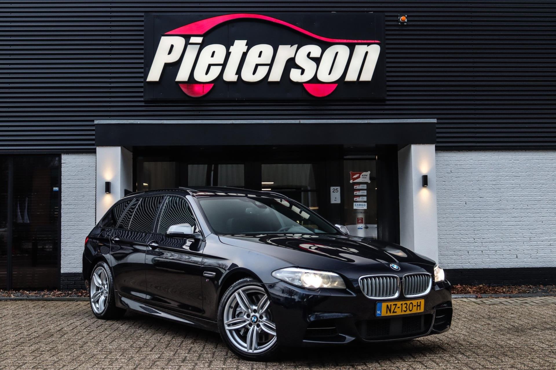 BMW 5-serie Touring M550xd LCI DEALER OH PANO ACC 360 H&K, Auto's, Automaat, Gebruikt, 2993 cc, Zwart