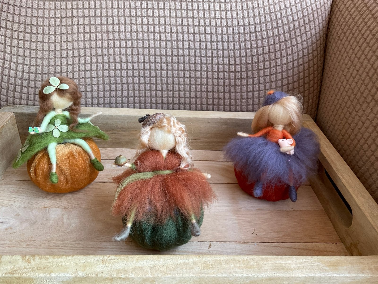 Seizoenstafel jaartafel pompoen herfst meisjes naaldvilt, Ophalen of Verzenden, Nieuw, Figuurtje(s)