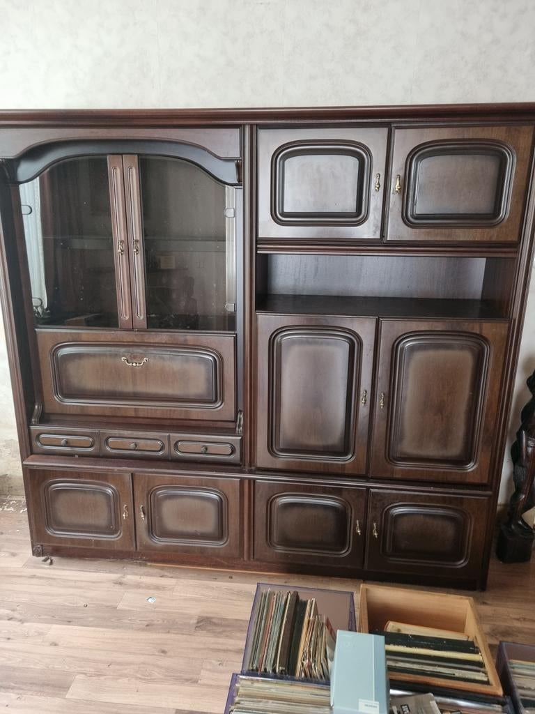 Donkerbruine houten wandkast met vitrine en lades, Ophalen, Gebruikt