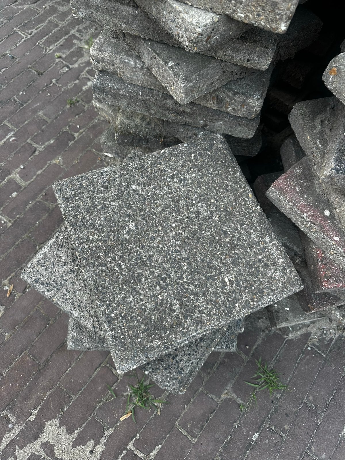 Gratis af te halen: ca. 150 stuks 30x30 terrastegels, Tuin en Terras, Tegels en Klinkers, Ophalen, Gebruikt, 10 m² of meer, Beton
