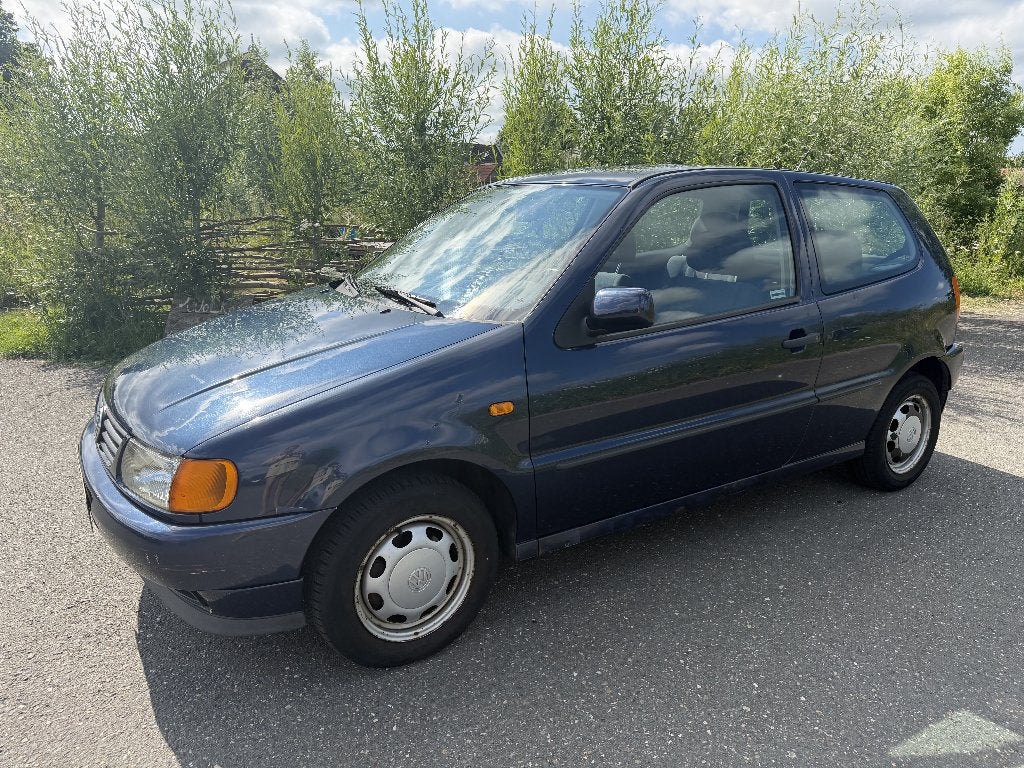 Volkswagen Polo 1.6 55KW AUT 1996 Blauw, Auto's, 74 pk, 31 €/maand, 4 cilinders, Blauw