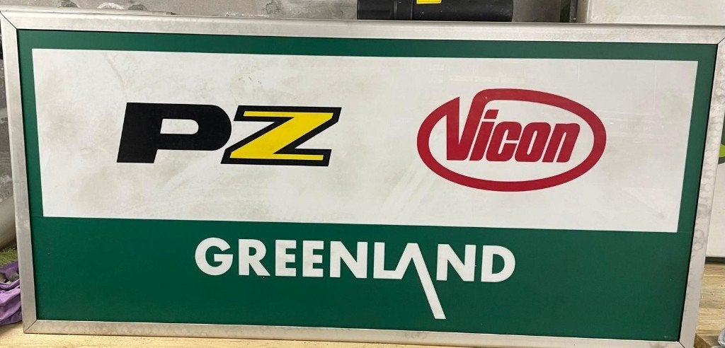 Originele lichtreclame tractor trekker PZ VICON GREENLAND, Ophalen, Gelezen