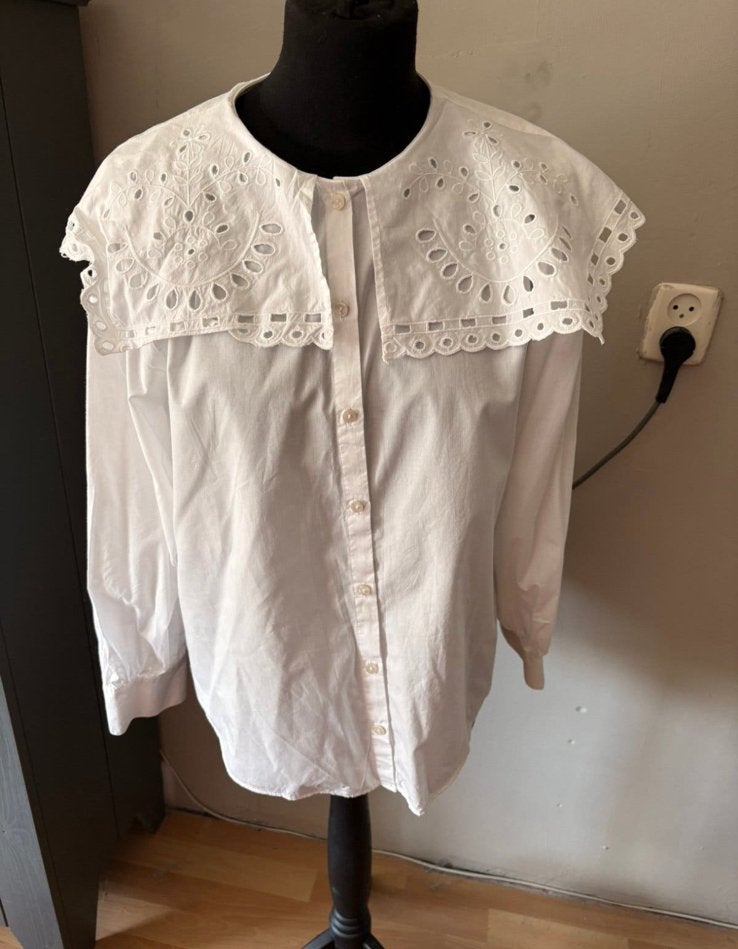 Mooie witte blouse met grote broderie kraag mt L ZGAN, Ophalen of Verzenden, Zo goed als nieuw, Maat 42/44 (L), Wit