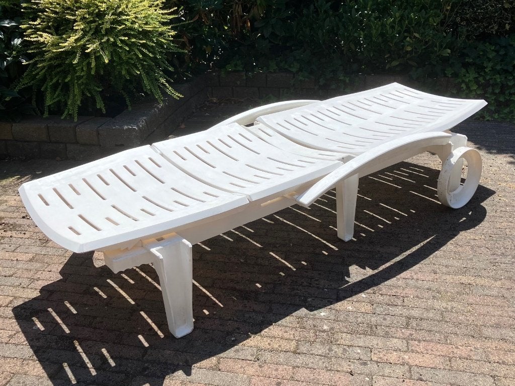 Twee ligbedden met bijpassende parasol, Tuin en Terras, Ophalen, Gebruikt, Kunststof, Verstelbaar