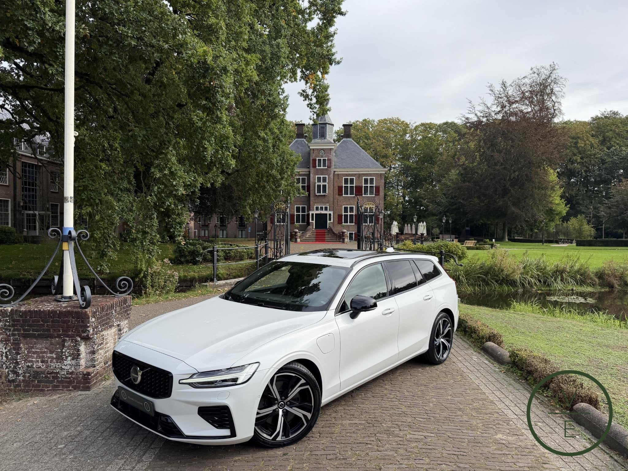 Volvo V60 2.0 T8 Plug-in hybrid AWD Ultimate Dark | HUD | Pa, Auto's, Automaat, Stof, Gebruikt, 4 cilinders