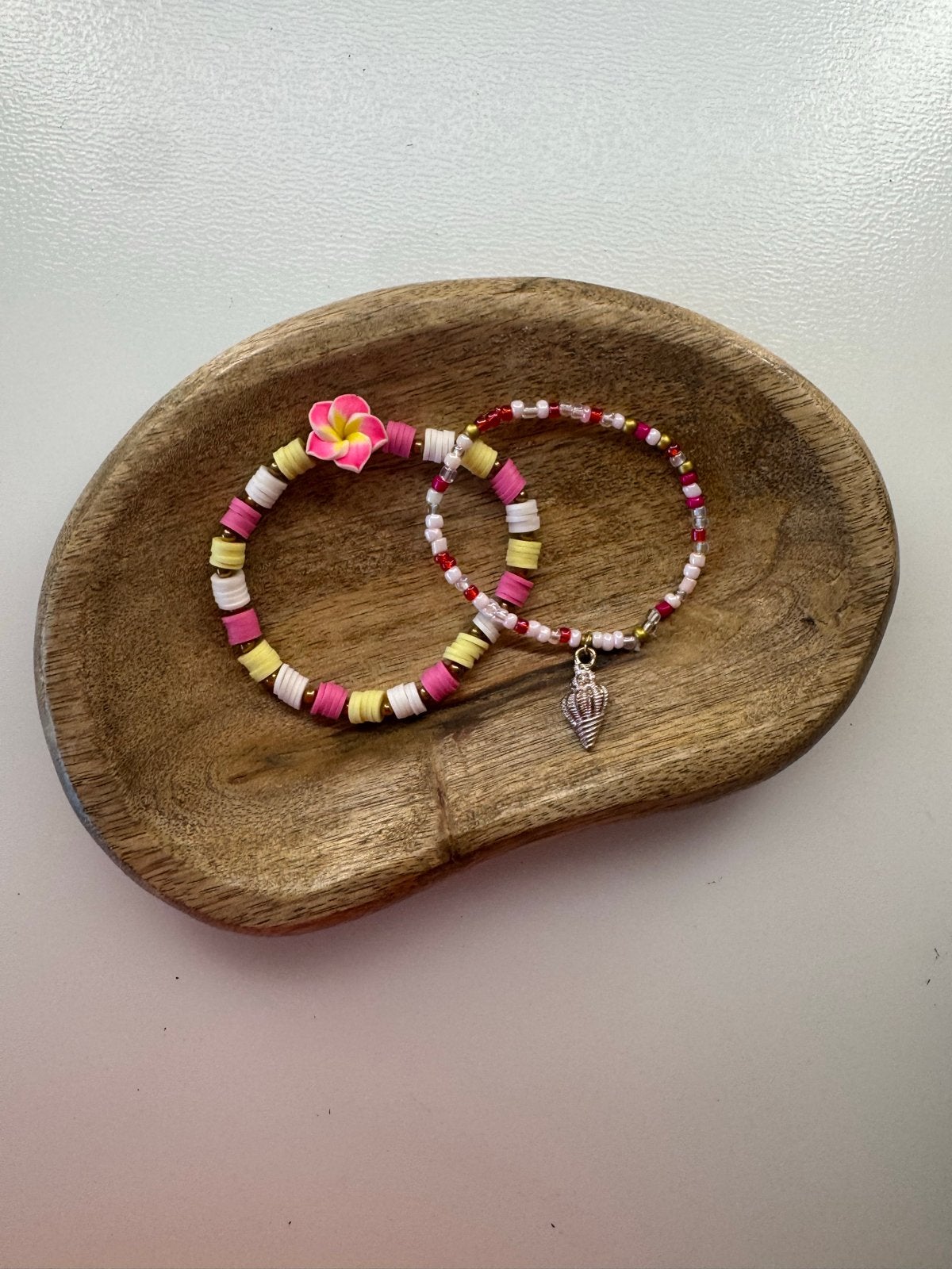 Zomerse kralenarmbandjes met bloem en schelp, Kunststof of Plastic, Ophalen of Verzenden, Zo goed als nieuw, Roze