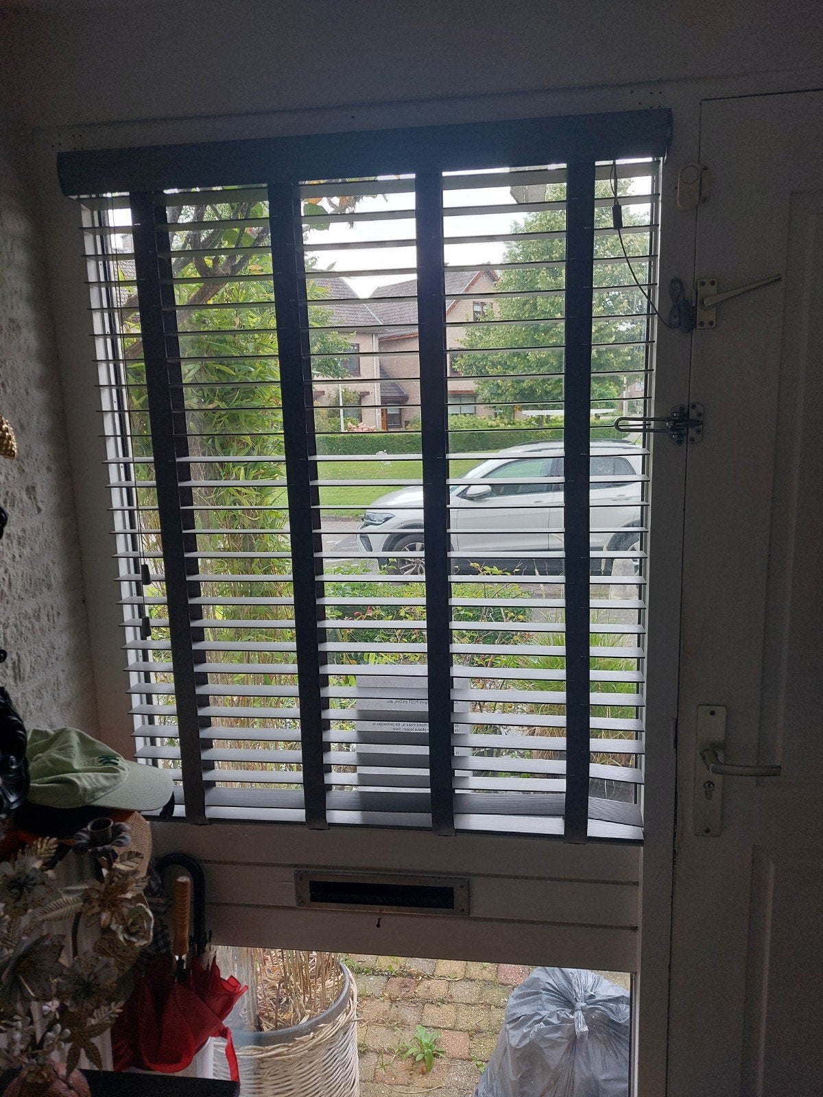 Grijze nieuwe !! jaloezieën van 24/7 Raamdecoratie, 92.5x118, Ophalen, Jaloezie, Overige merken, Inclusief montageonderdelen