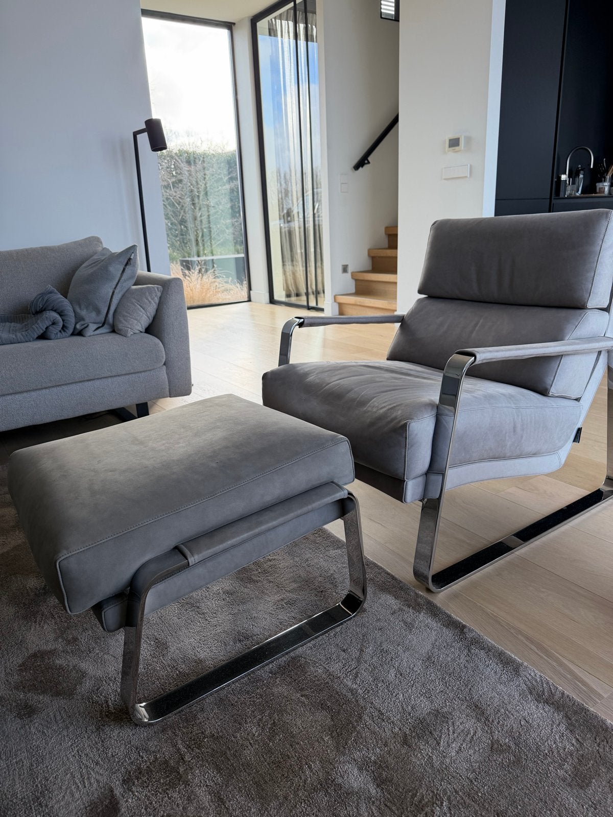 Linteloo Kone fauteuil met voetenbank - Grijs leer, Huis en Inrichting, Fauteuils, Ophalen, Gebruikt, Modern, 50 tot 75 cm