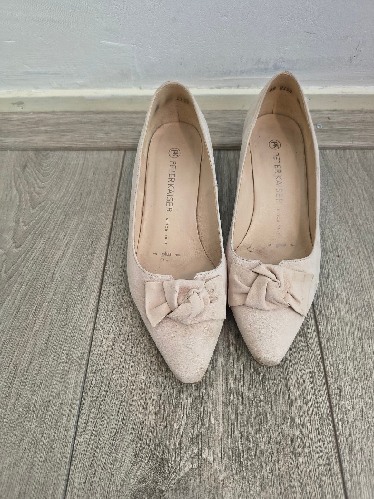 Peter Kaiser pumps met strik - Maat 4,5 (37,5), Kleding | Dames, Peter Kaiser, Pumps, Beige, Ophalen of Verzenden