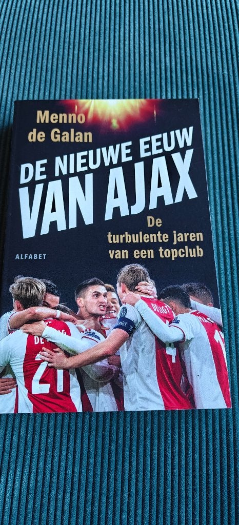 De Nieuwe Eeuw van Ajax - Menno de Galan    Sint/kerst, Ophalen of Verzenden, Zo goed als nieuw, Balsport, Menno de Galan