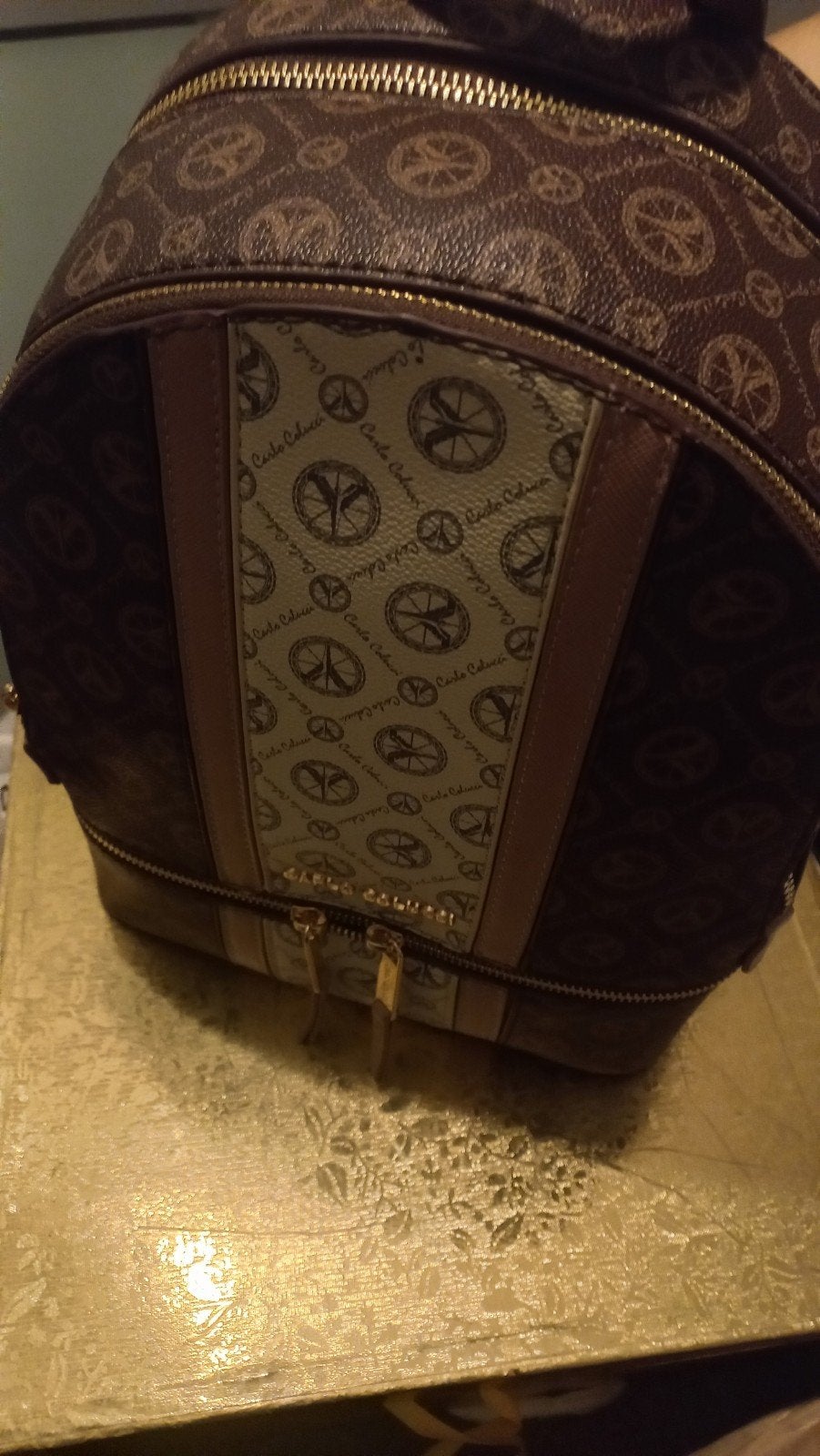 Stijlvolle Carlo Colucci rugzak - Bruin met logo print, Overige merken, Nieuw, Ophalen of Verzenden, Minder dan 25 cm