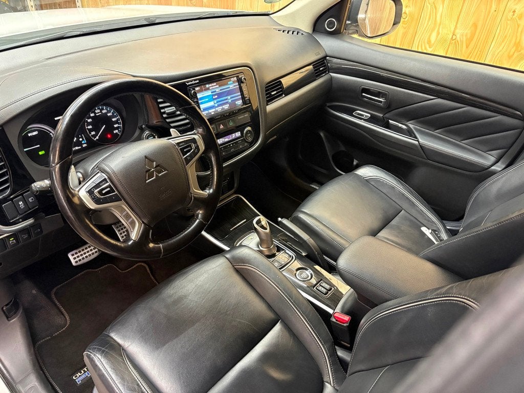 Mitsubishi Outlander 2.0 PHEV instyle 4x4 LEER/AUTOMAAT/NAP, 1998 cc, 4 cilinders, 1820 kg, Wit