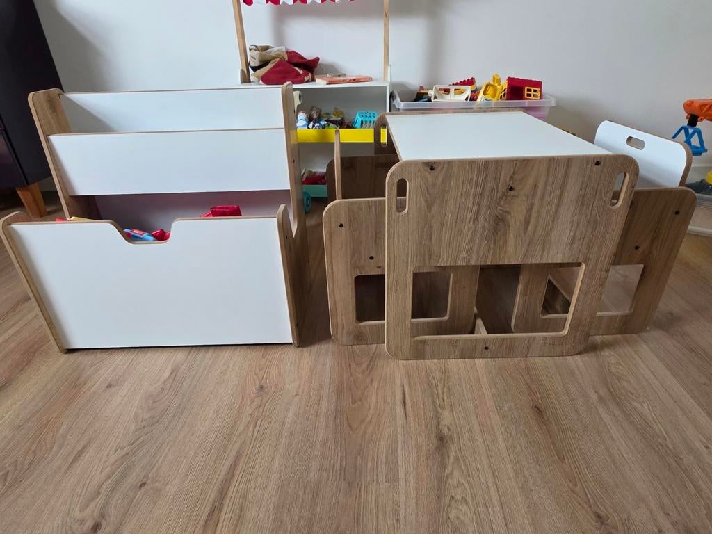 Houten speeltafel met 2 stoelen en speelkist - Minera ZGAN, Kinderen en Baby's, Speelgoed | Houten speelgoed, Ophalen, Zo goed als nieuw