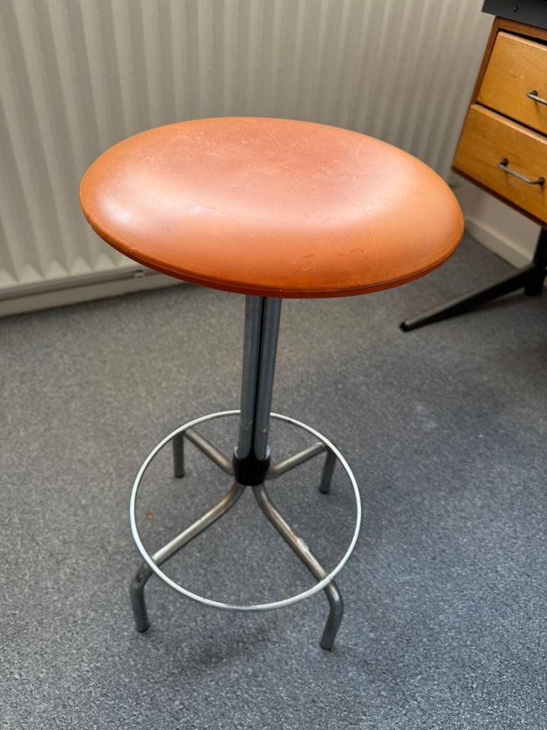 Barkruk oranje zitting merk Brabantia (ophalenin Sassenheim), Ophalen, Gebruikt, 60 tot 90 cm, 1 kruk