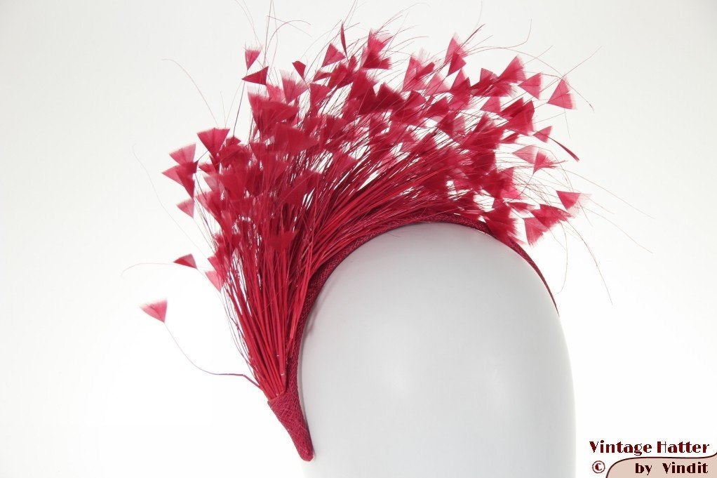 Fascinator Whiteley rood sisal met veren op diadeem nieuw