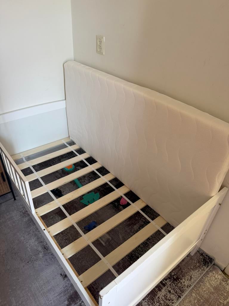 Kinder bed met matras, Eenpersoons, Wit, Zo goed als nieuw, Hout