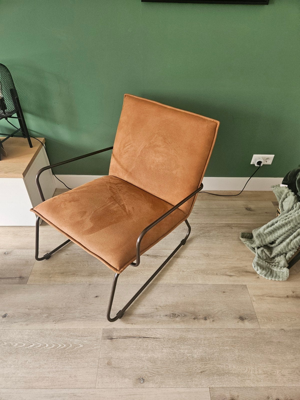 Fauteuil cognac met bruine leuningen en poten - Goossens, Ophalen, Gebruikt, Modern, Industrieel, 75 tot 100 cm