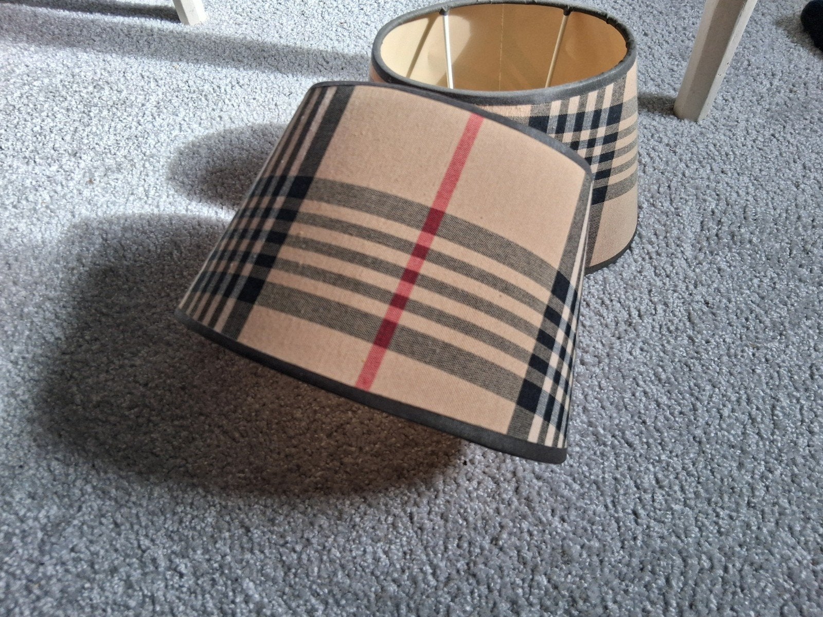 Burberry lampenkapjes, Ophalen