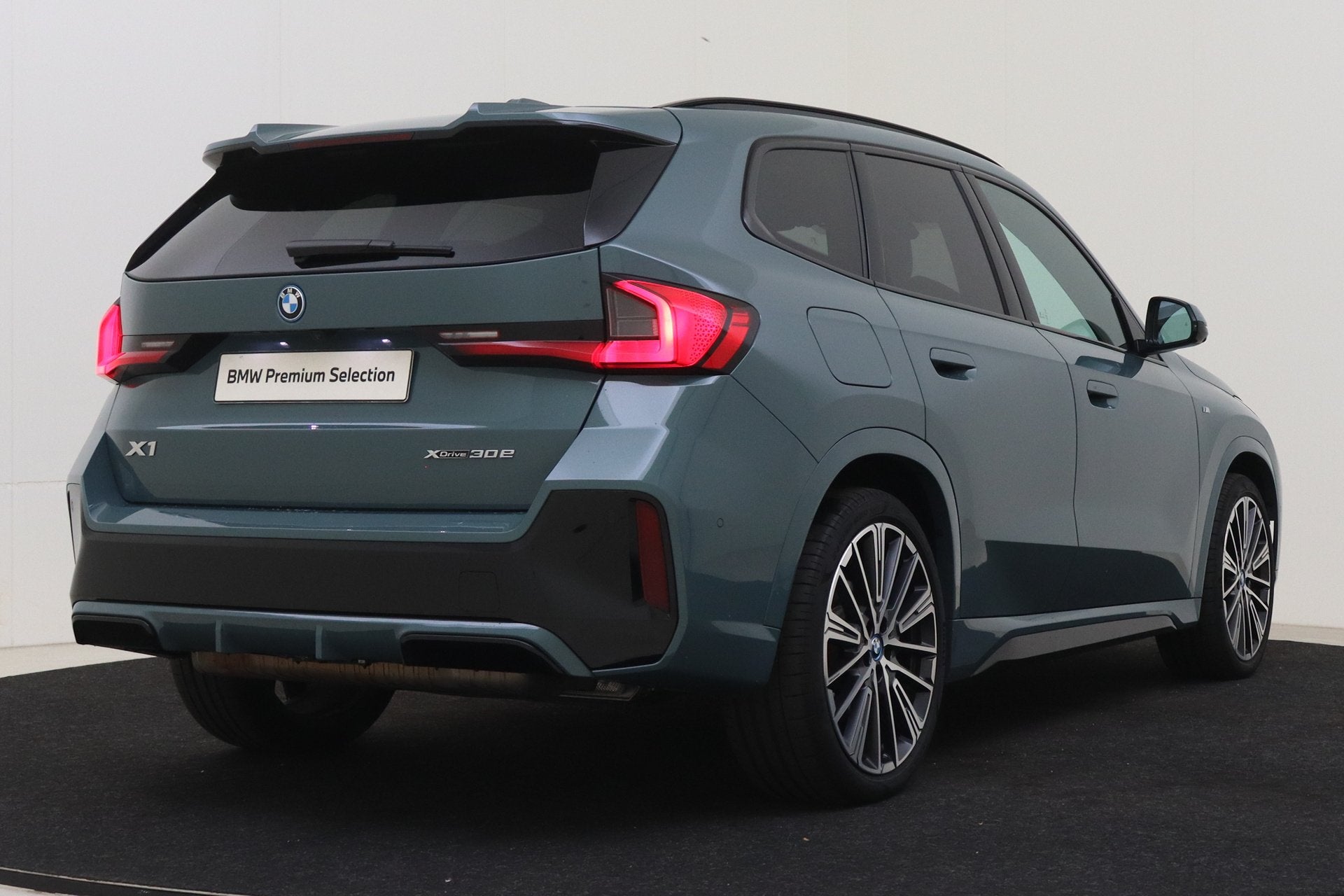BMW X1 xDrive30e High Executive M Sport Automaat / Panoramad, Auto's, Stoelverwarming, Gebruikt, Met garantie (alle), Leder