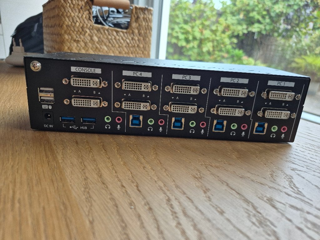 Foto 3 van Startech SV431DD2DU3A 4 ports dual monitor KVM Switch