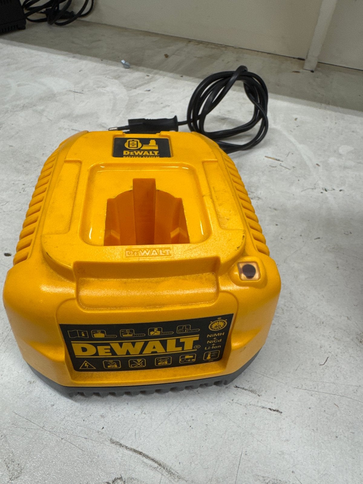 DeWalt Acculader 7.2V - 18V NiMH NiCd Li-Ion, Ophalen of Verzenden, Gebruikt