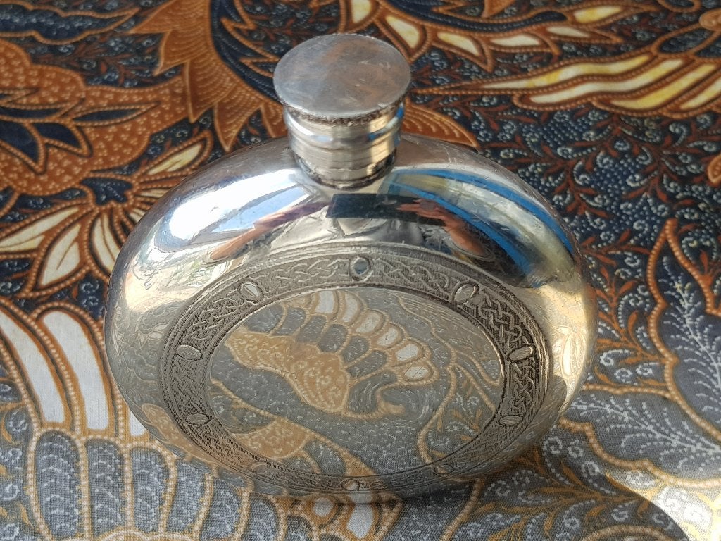 Oude zakfles uit Engeland van tin en silverplate 10,2 cm.