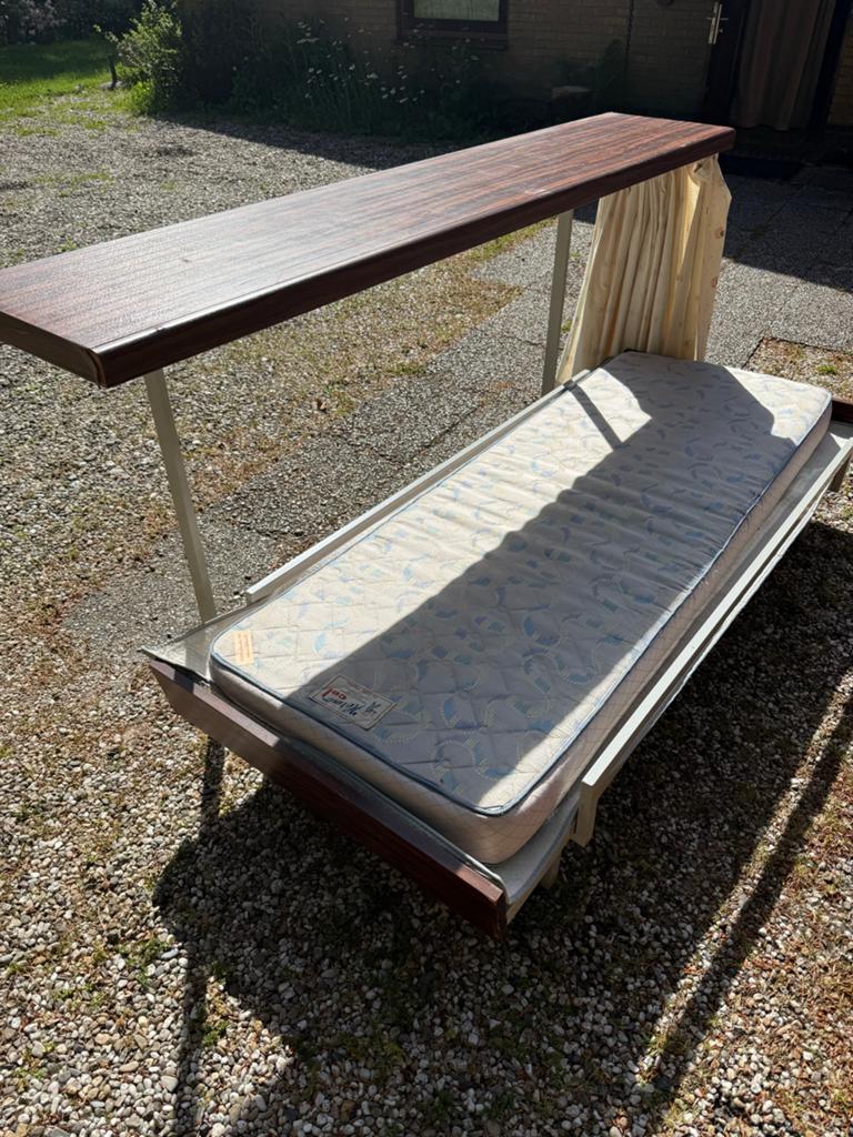 Vintage opklapbaar bed  met matras en gordijn, Huis en Inrichting, Slaapkamer | Bedden, Ophalen, Gebruikt, 90 cm, Eenpersoons