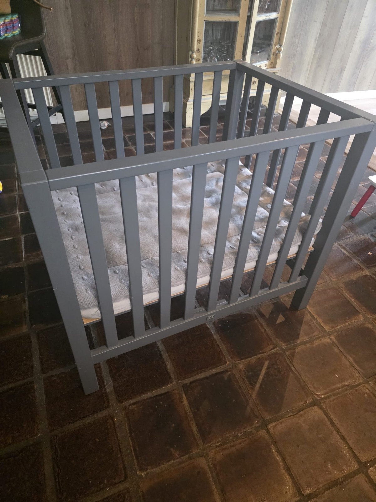 Grijze box TWM (Timo) met matras en kleed, Kinderen en Baby's, Boxen, Ophalen, Gebruikt, In hoogte verstelbaar
