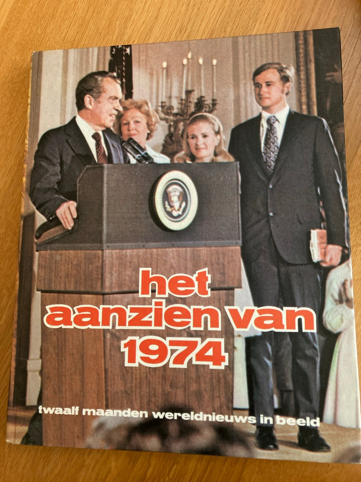 Het Aanzien van 1974 - Twaalf maanden wereldnieuws in beeld, Boeken, Ophalen of Verzenden, 20e eeuw of later, Gelezen, Overige gebieden