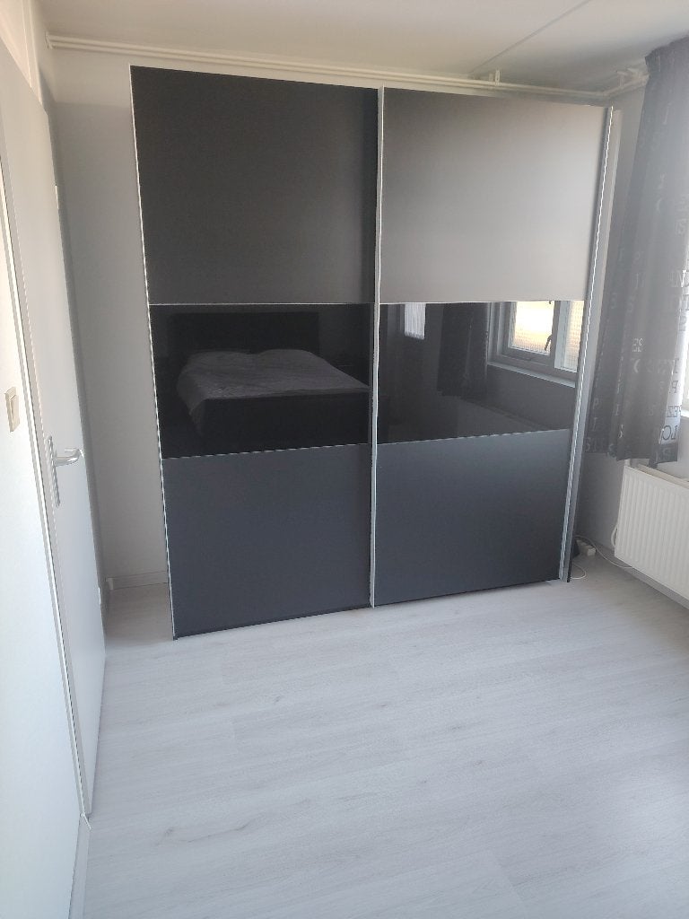 Zwarte kledingkast, Ophalen, 200 cm of meer, Met plank(en), Zo goed als nieuw