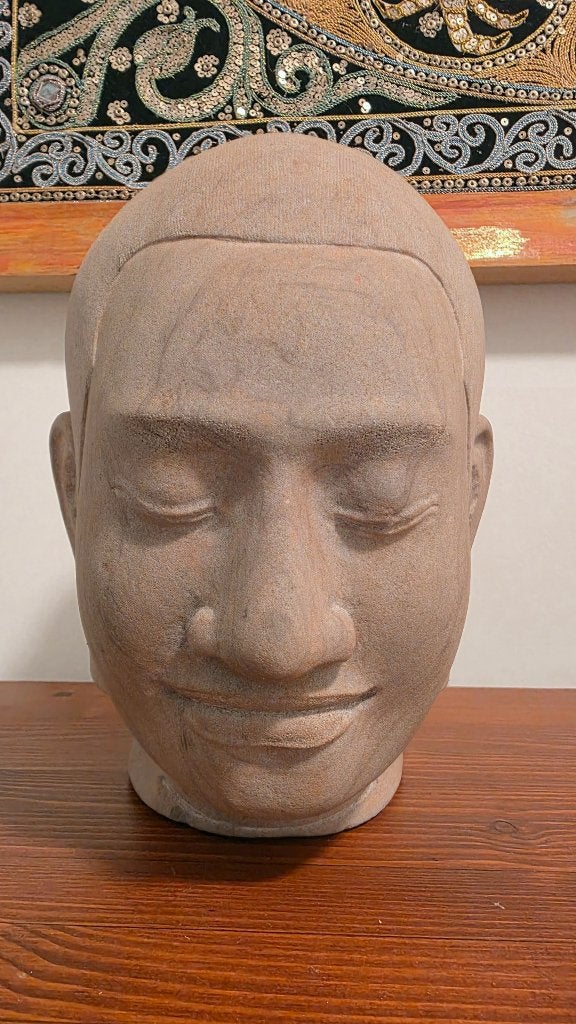 Beeld van Jayavaraman VII (buste, zandsteen, Cambodjaans), Antiek en Kunst, Ophalen, Buste, Handgemaakt, 20 - 50 cm