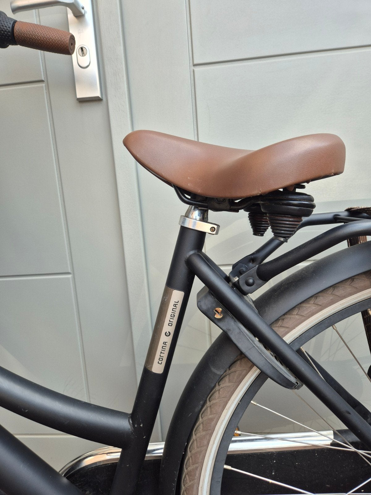 Foto 4 van Cortina U4 meisjes transportfiets 24 inch - Zo goed als nieu