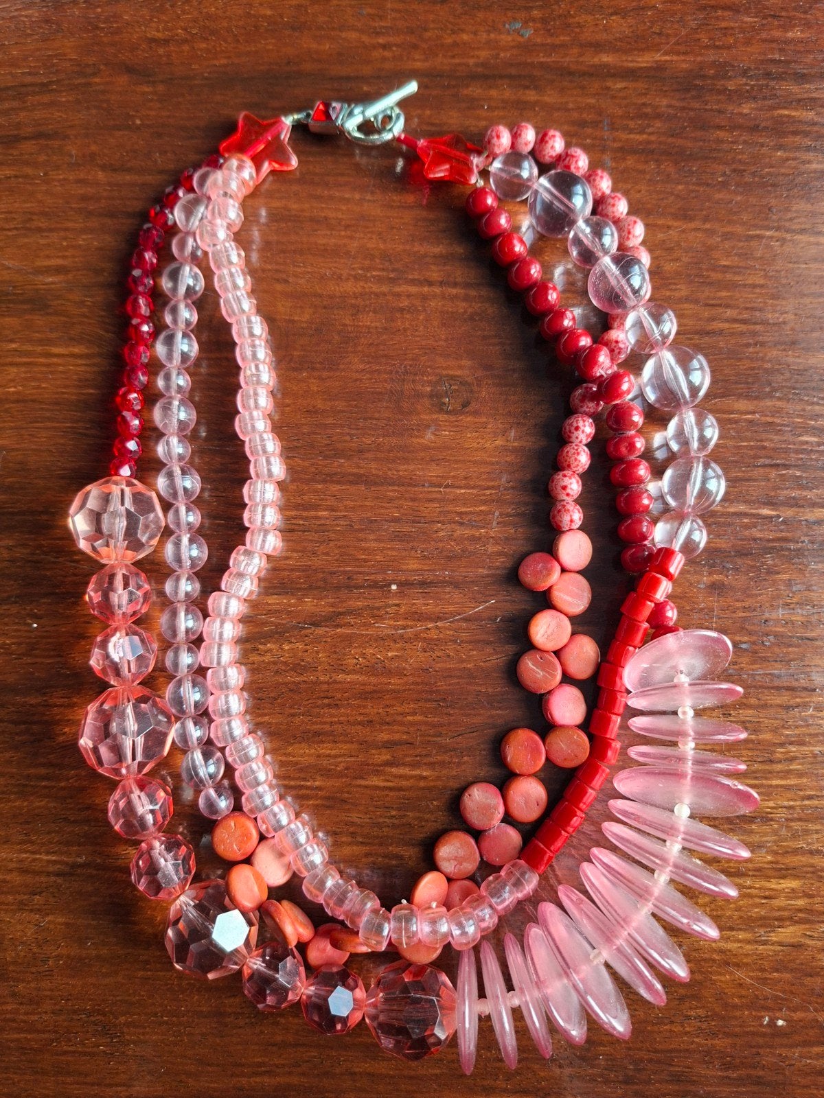 Opvallende ketting met rode en roze kralen, Ophalen of Verzenden, Gebruikt, Rood, Kunststof